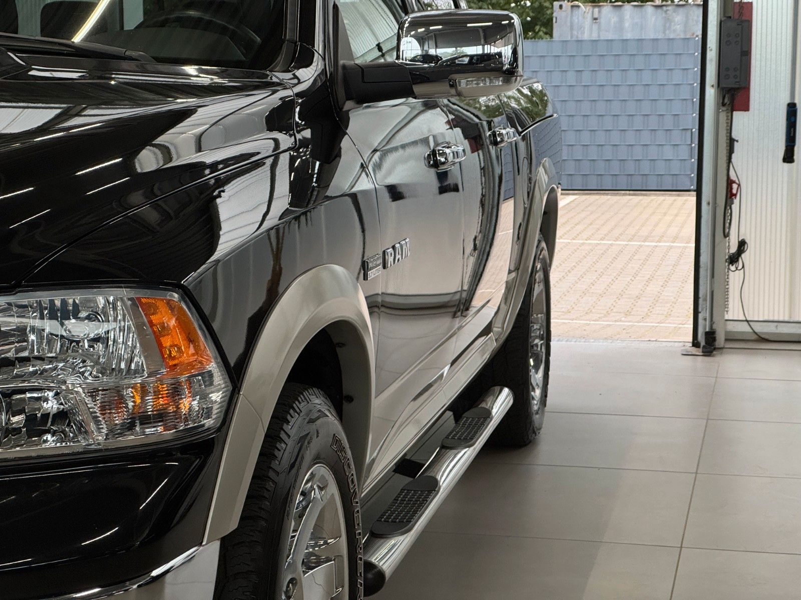 Fahrzeugabbildung Dodge RAM 5,7 Laramie Crew Cab LPG DVD RAM BOX 1.Hand