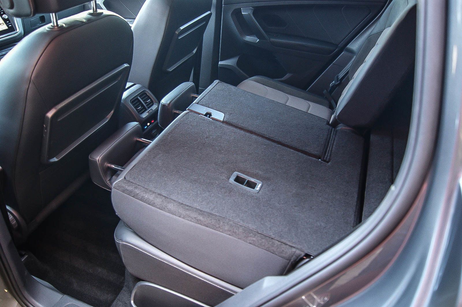 Fahrzeugabbildung Volkswagen Tiguan 20TDI 4Motion R-LINE BLACK STHZG LED ANHZ
