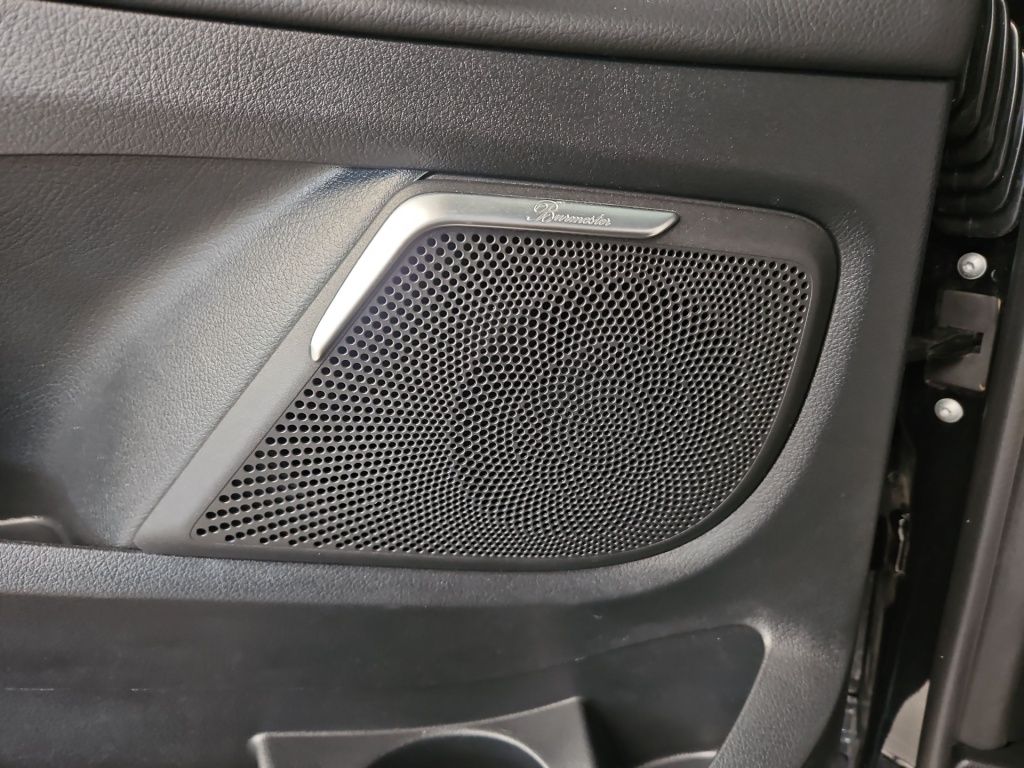 Fahrzeugabbildung Mercedes-Benz V 300 AVG extralang 4x4 7 Sitze 2,5t AHK Sound