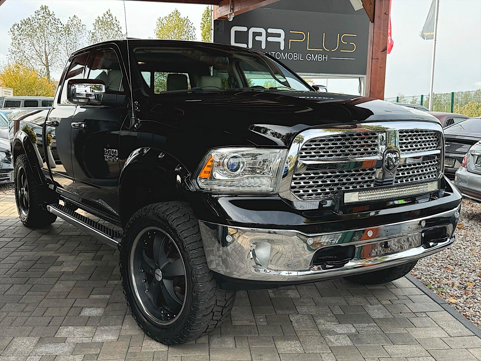 Fahrzeugabbildung Dodge RAM 5.7 V8 HEMI LARAMIE BODYLIFT 4x4 Unfallfrei