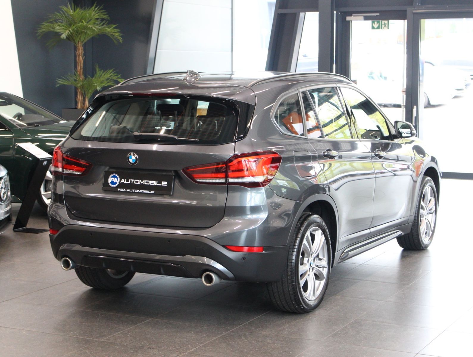 Fahrzeugabbildung BMW X1 xDrive 20 i Sport Line 1. Hand*Pano*HUD*TOP