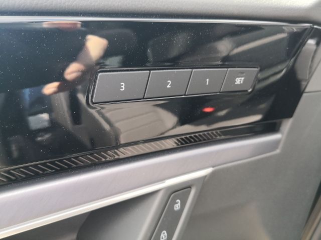 Fahrzeugabbildung Volkswagen Touareg 3.0 V6 TDI 4MOTION Aut. R-Line AHK HUD N