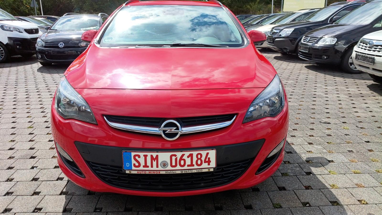 Opel Astra 2014 — rear view