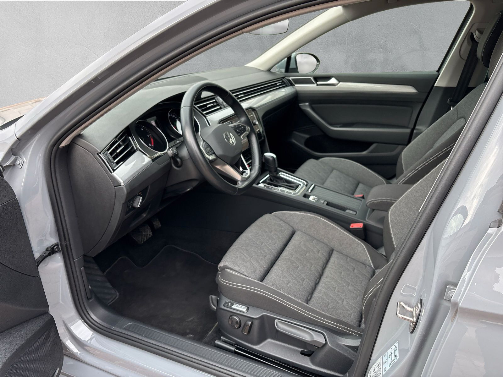 Fahrzeugabbildung Volkswagen Passat Variant 2.0 TDI Business AHK DCC Standhzg