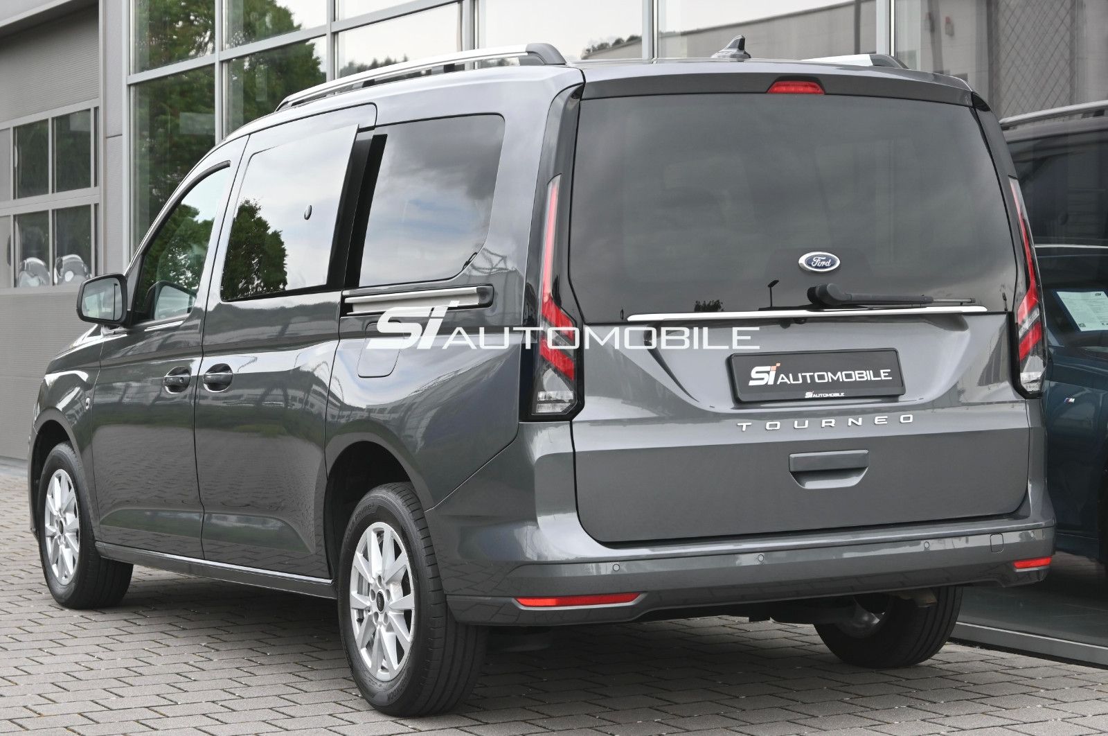 Fahrzeugabbildung Ford Grand Tourneo 2.0 d Titanium Aut °PANO°KAM°8FACH