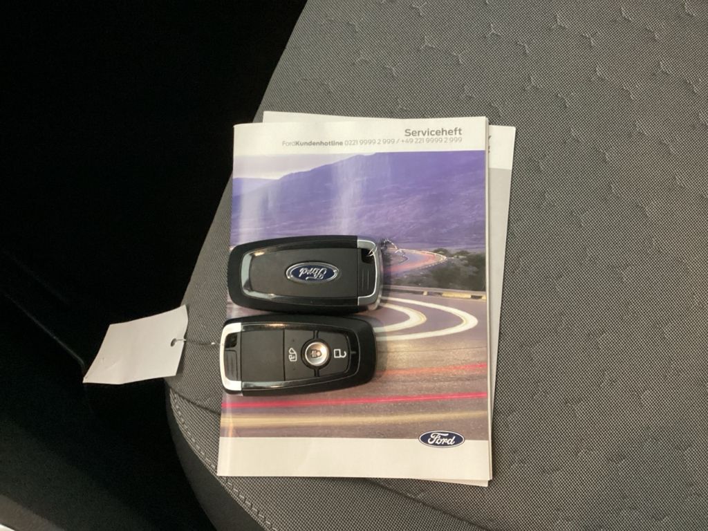 Fahrzeugabbildung Ford Tourneo Courier Titanium, Winterpaket