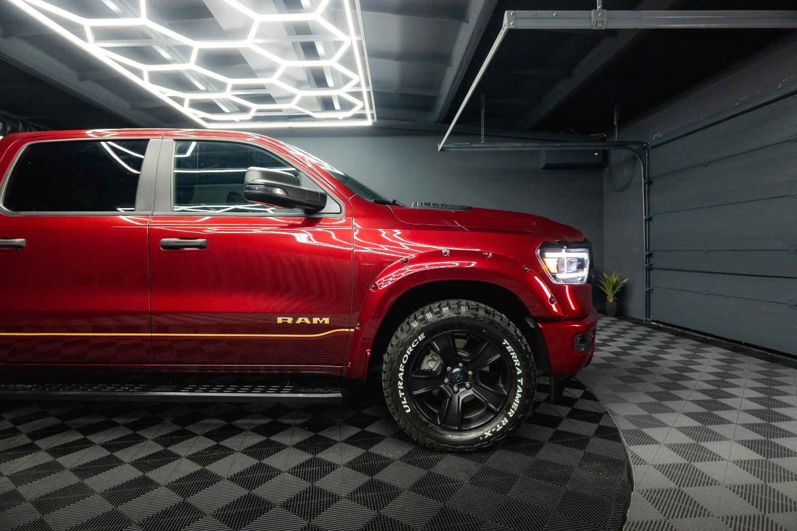 Fahrzeugabbildung Dodge RAM 5.7 V8 HEMI 4x4 OFFROAD Night-Paket *LED*19%