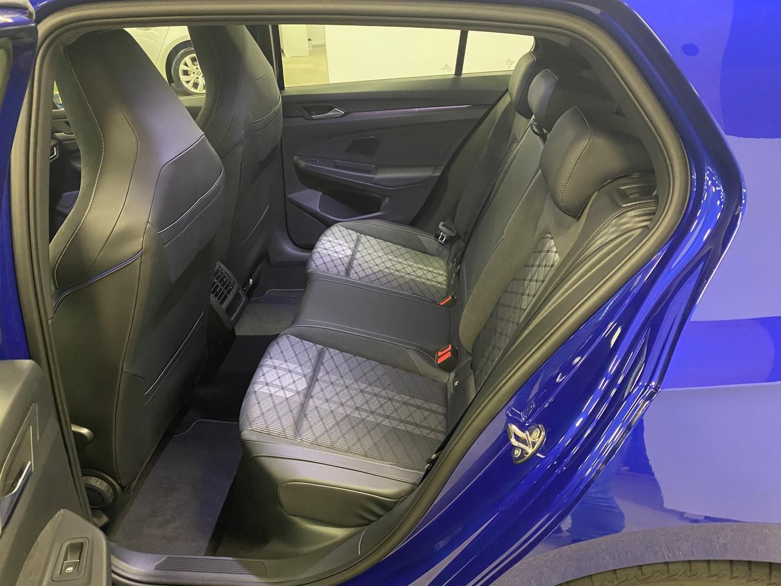 Fahrzeugabbildung Volkswagen Golf 1.5 eTSI R-Line DSG+ACC+360°+HUD+HARMAN KAR