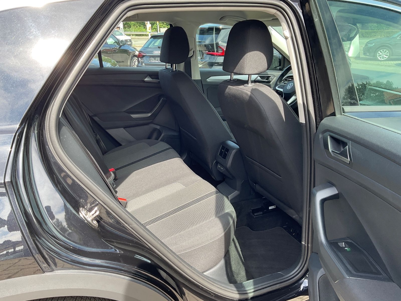 Fahrzeugabbildung Volkswagen T-Roc 1.5 TSI DSG Life,LED,AHK,Navi