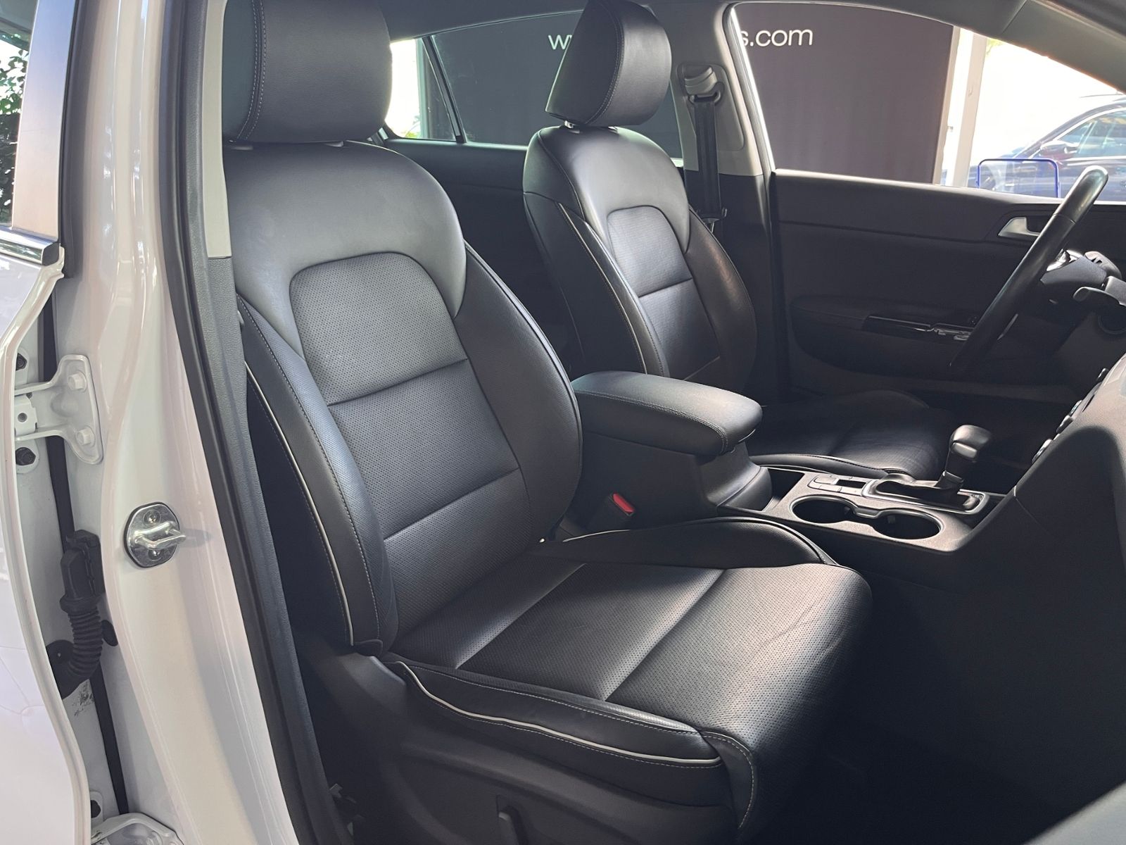 Fahrzeugabbildung Kia Sportage Black Edition 2WD LEDER LED NAV SHZ ALU