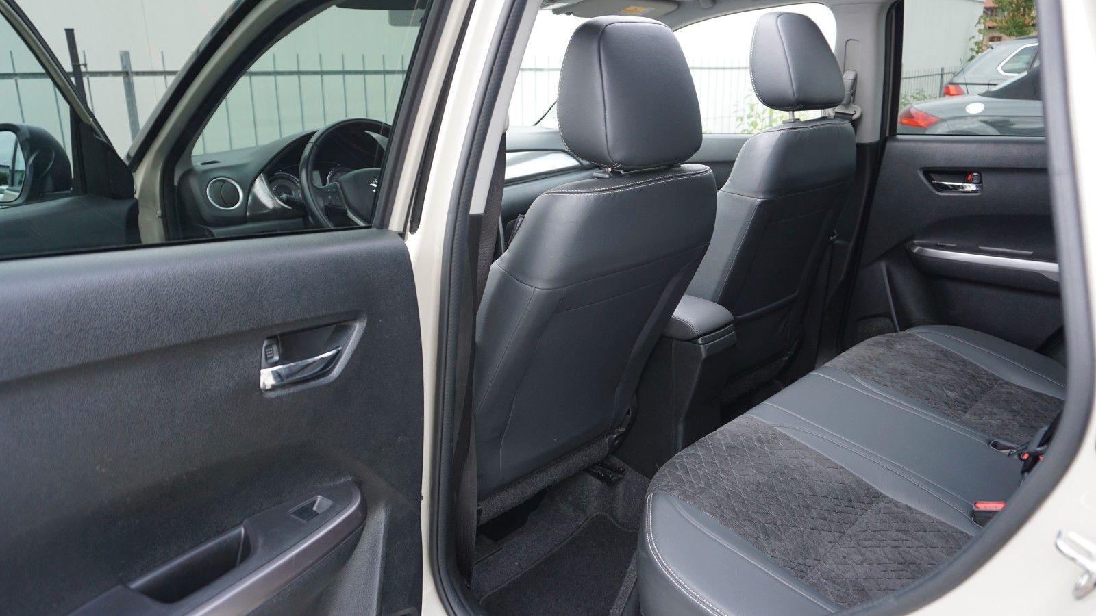 Fahrzeugabbildung Suzuki Vitara 1.4 Mild-Hybrid Comfort+ 4x4, Navi, LED