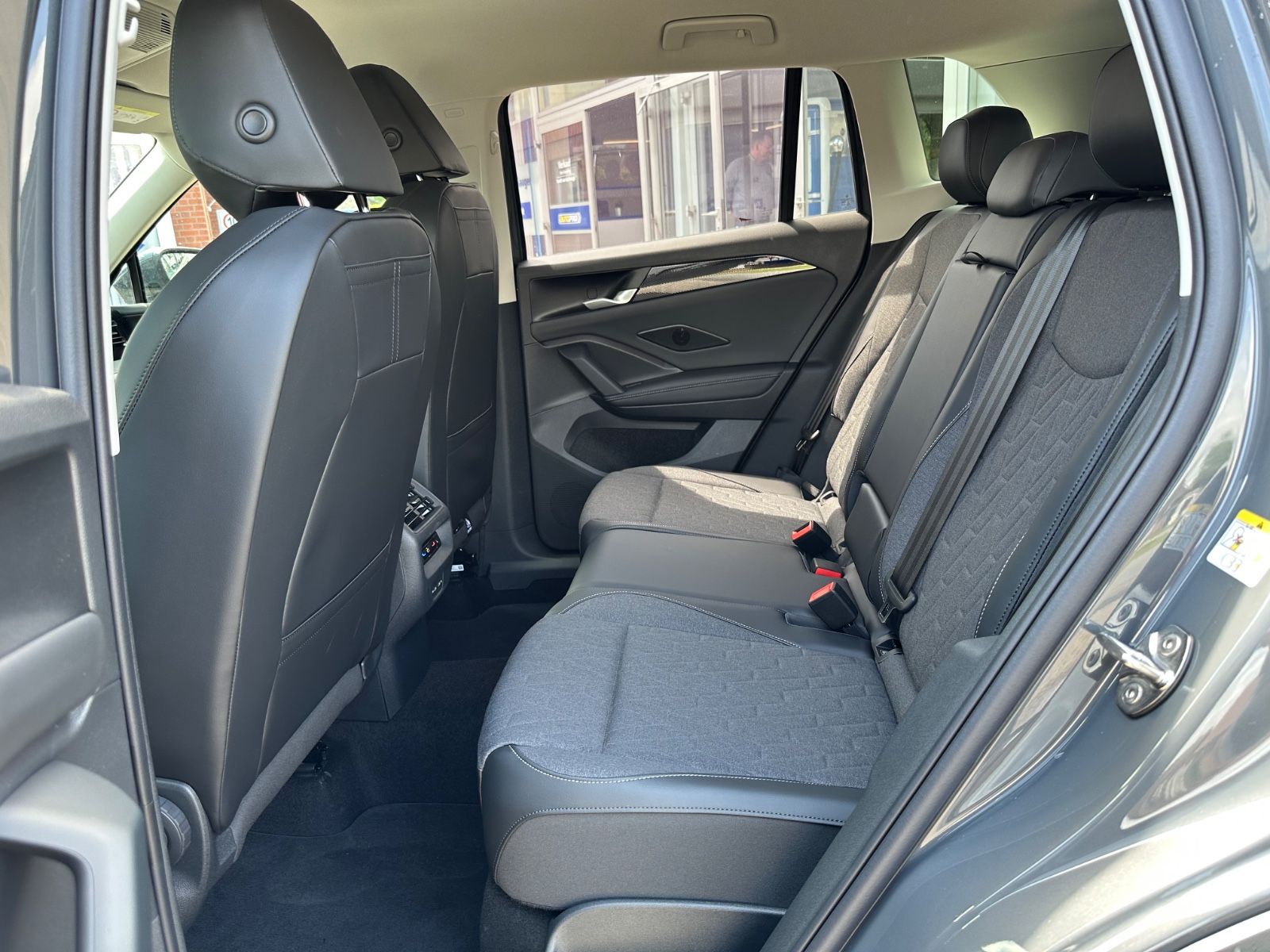 Fahrzeugabbildung Volkswagen Tiguan 1.5 eTSI Life DSG Navi/AHK/ACC/LED/SHZG