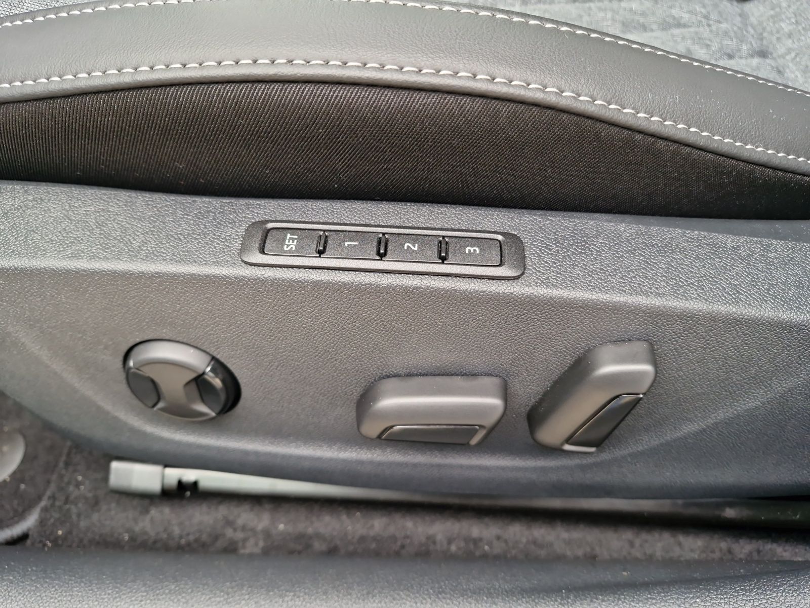 Fahrzeugabbildung SKODA Octavia Combi Sportline 1.5 TSI Matrix LED HUD R