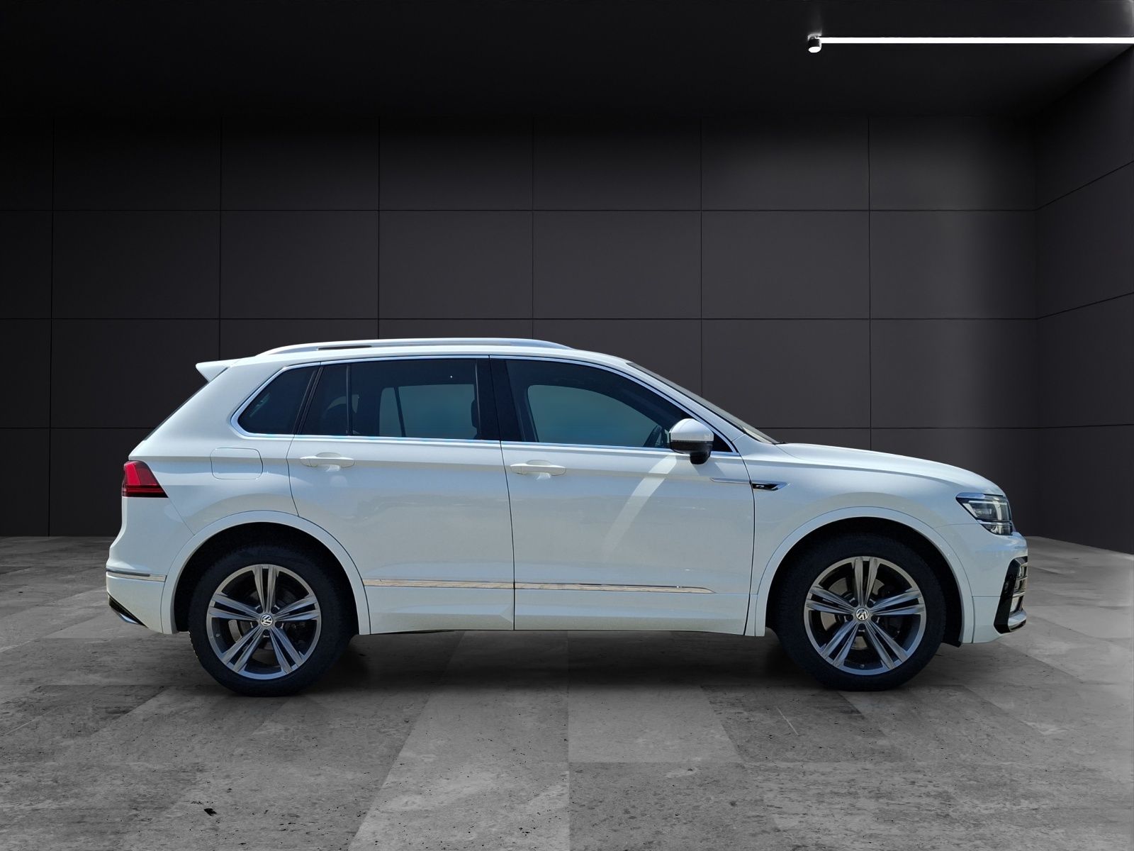 Fahrzeugabbildung Volkswagen Tiguan TSI R-Line DSG 4M LED AHK Navi Pano HUD A
