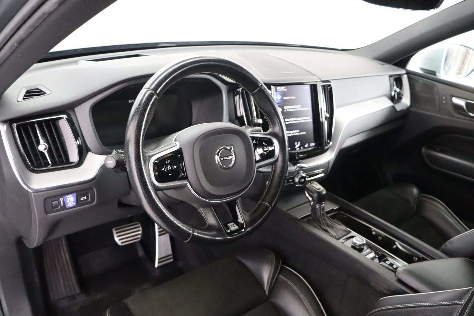 Fahrzeugabbildung Volvo XC60 D4 AWD R - Design aus 1. Hand