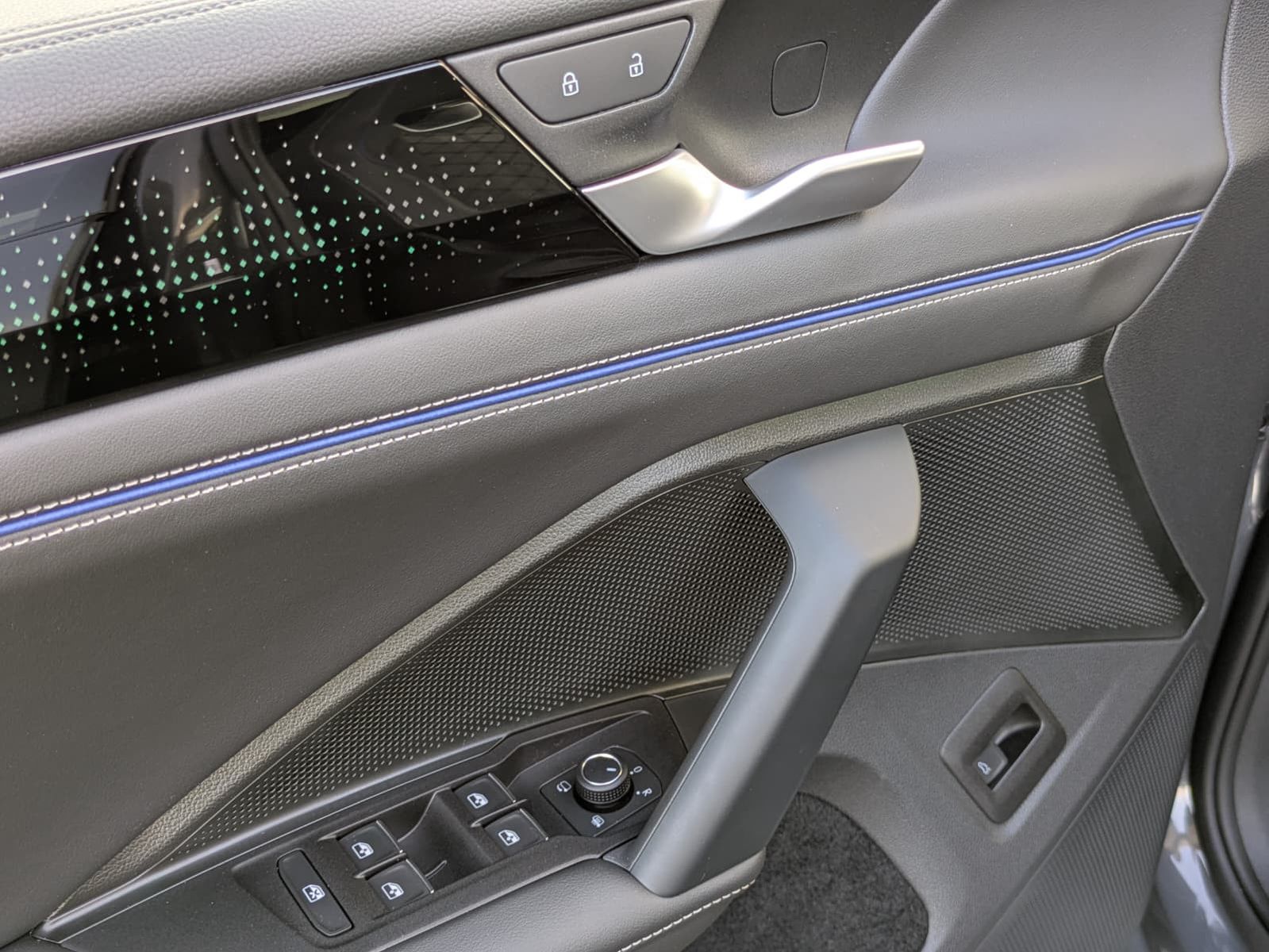 Fahrzeugabbildung Volkswagen Tiguan 2.0 TDI R-Line 4M Pano*Black*Matrix*AHK