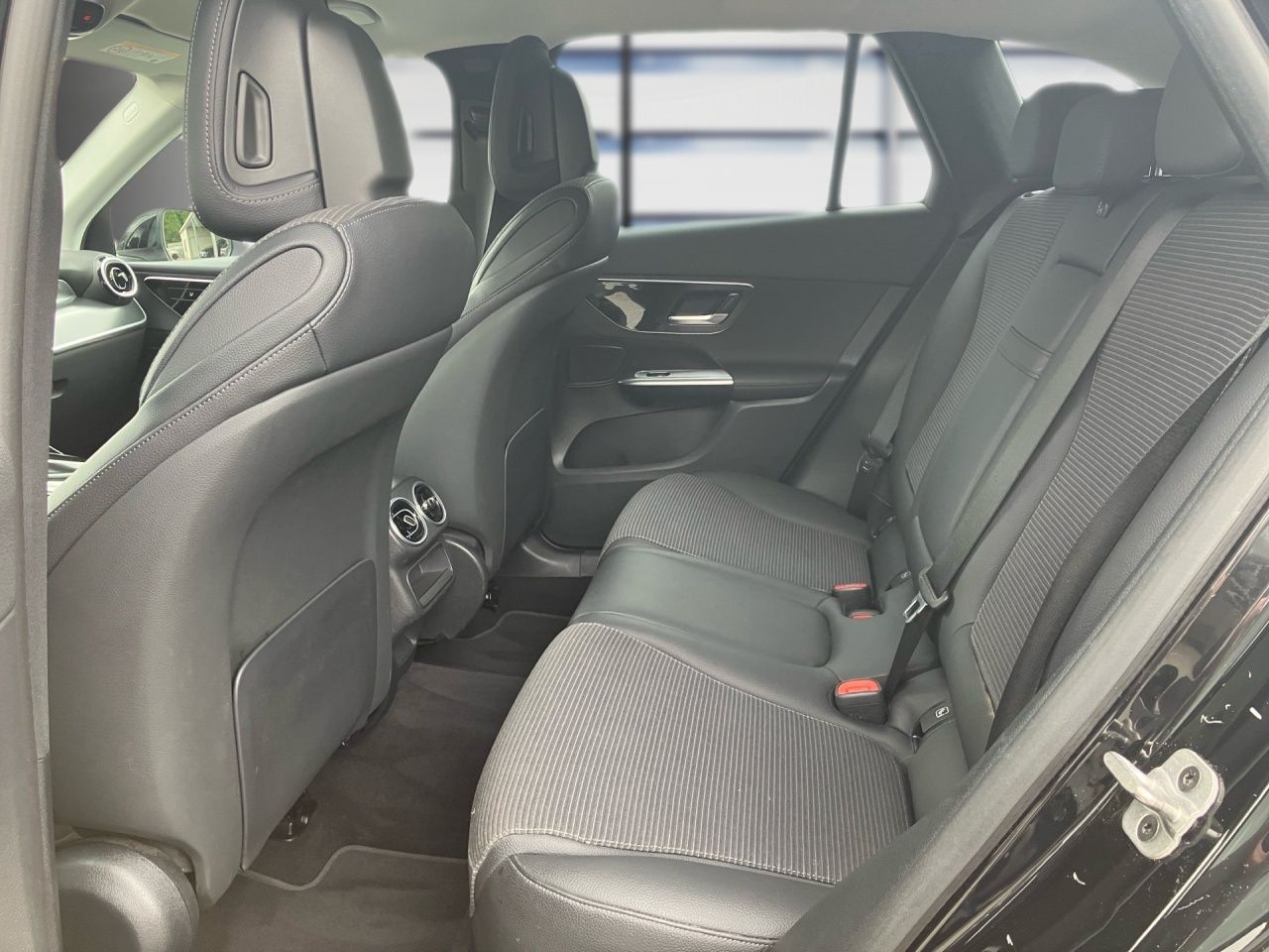 Fahrzeugabbildung Mercedes-Benz GLC 200 4M AVANTGARDE+AHK+EASYPACK+AMBIENTE+LED+