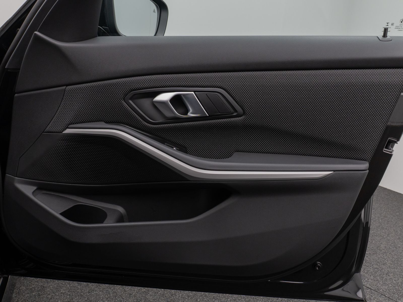 Fahrzeugabbildung BMW 330i HUD DAB CockPitPro DrivAssist PDC LED Alarm