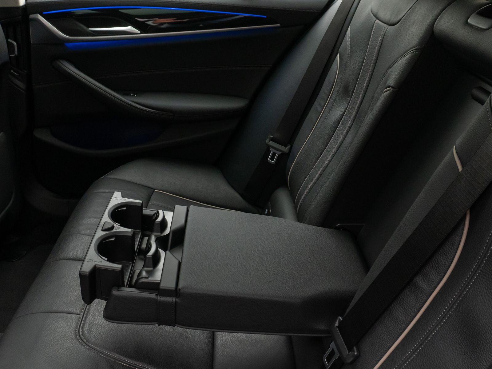 Fahrzeugabbildung BMW 530d LuxuryLine Panorama Kamera HiFi AHK Komfort