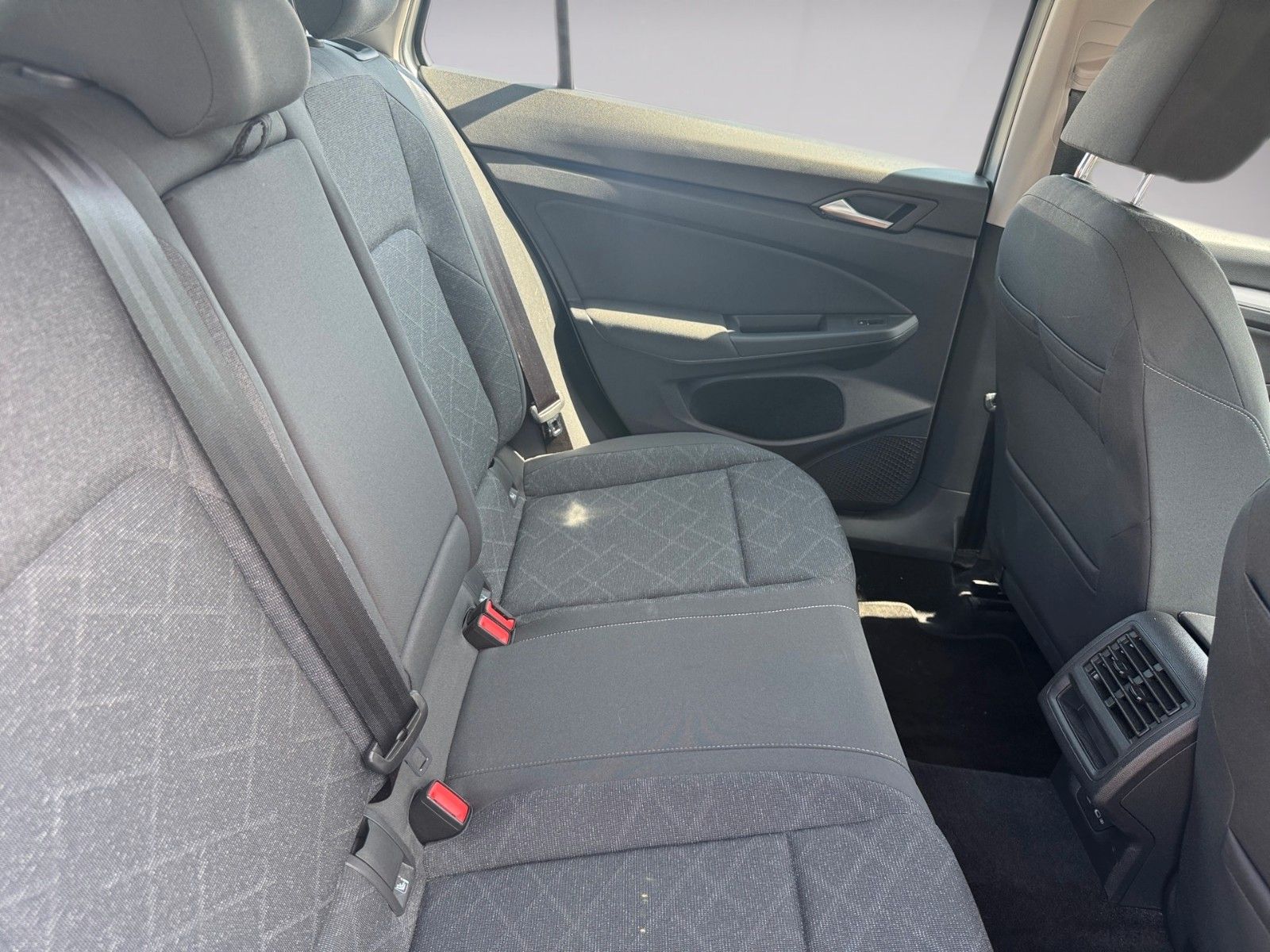 Fahrzeugabbildung Volkswagen Golf VIII Variant Life 1.0 TSI