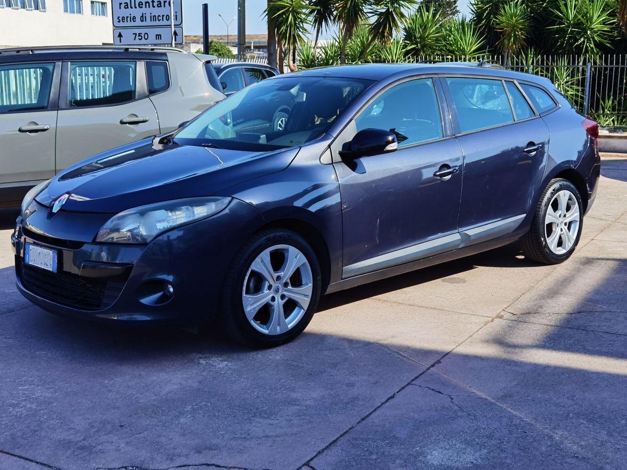Renault Megane 2011 — вигляд ззаду