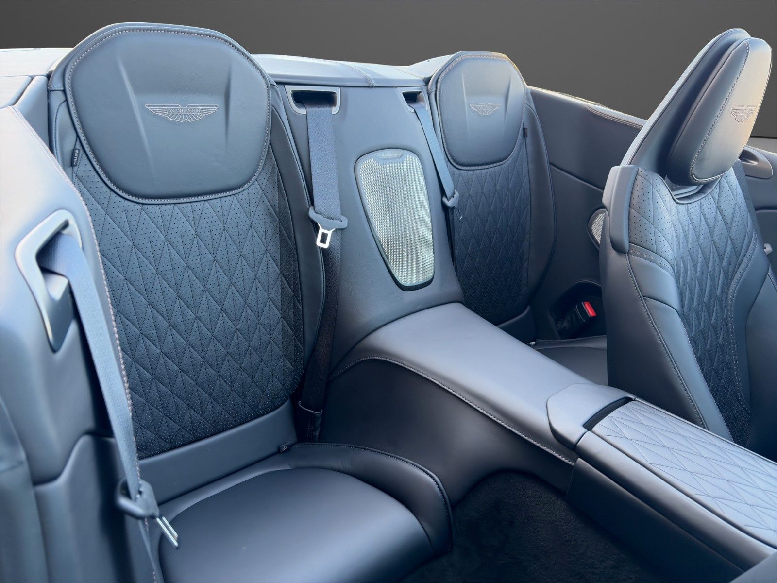 Fahrzeugabbildung Aston Martin DB12 4.0 V8 Volante PPF Bowers & Wilkins