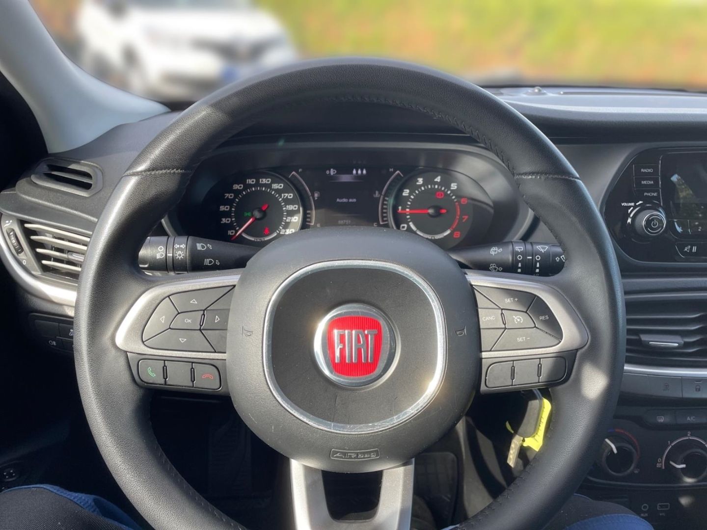 Fahrzeugabbildung Fiat Tipo 1.4 Kombi More Klima Parksensoren Tempomat