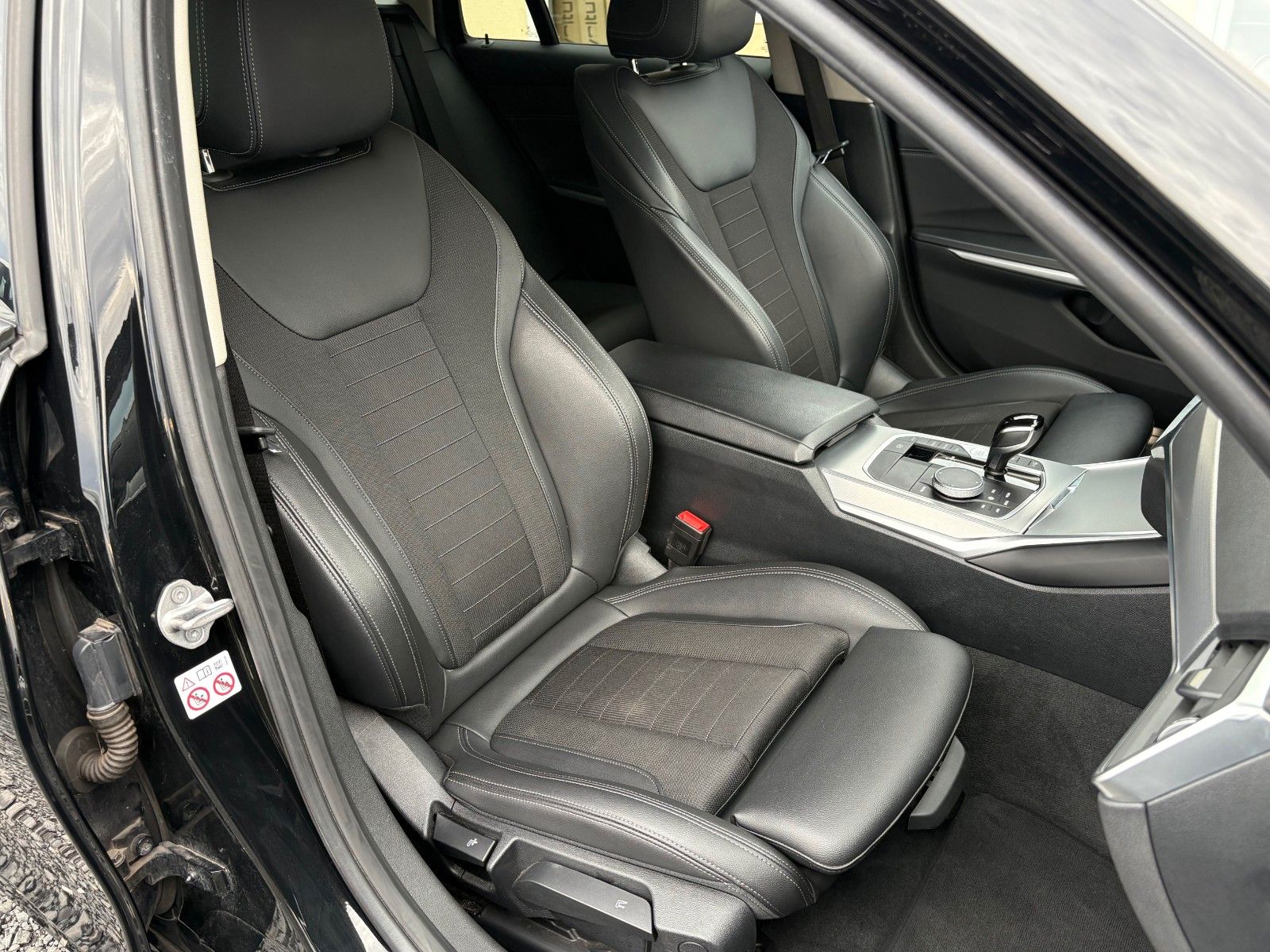 Fahrzeugabbildung BMW 318d Tour Aut. SPORT LINE Navi LED AHK Leder 1HD