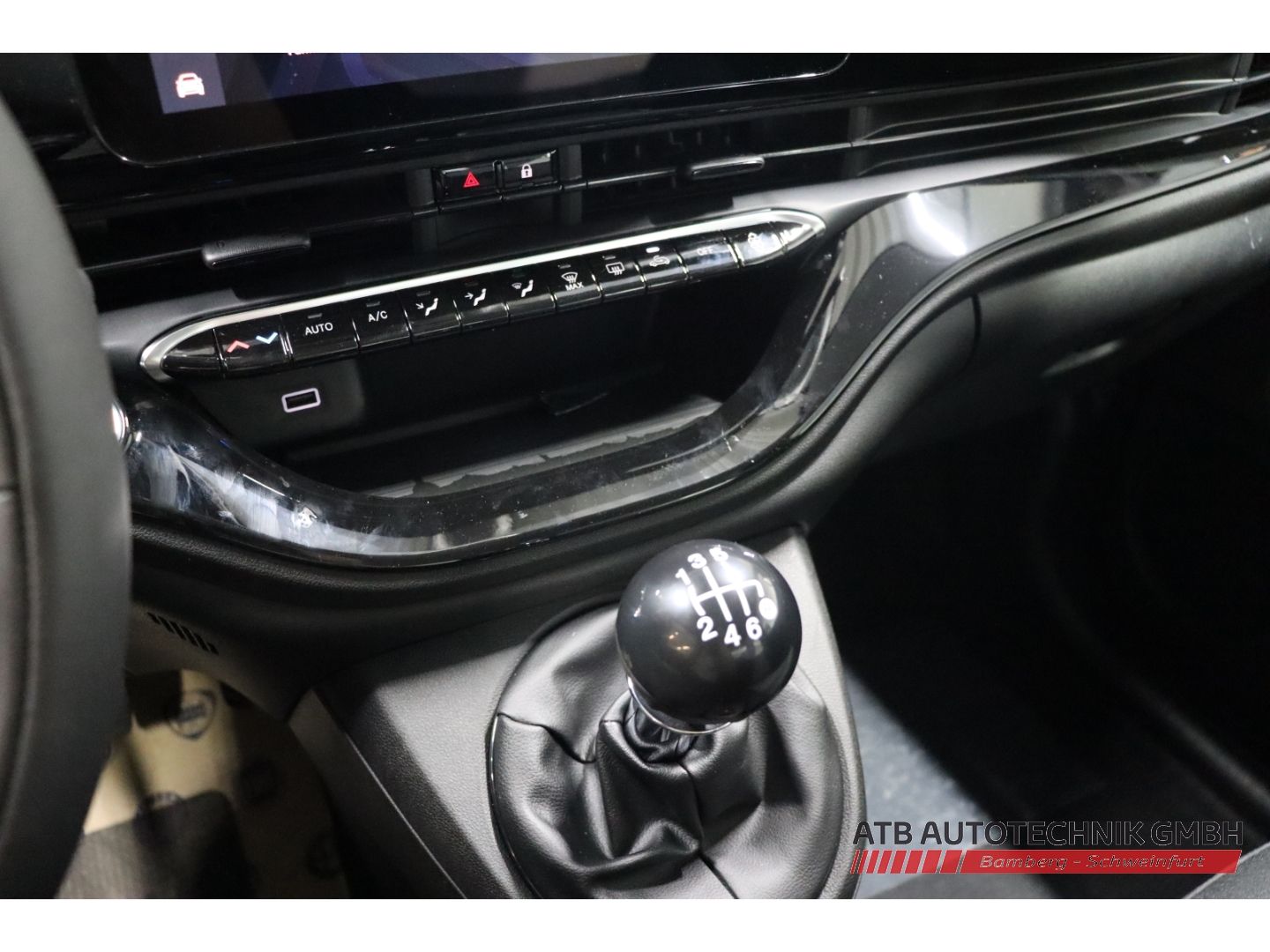 Fahrzeugabbildung Fiat 500 ICON + Komfortpaket Hybrid 1.0l PDC Rückfahr
