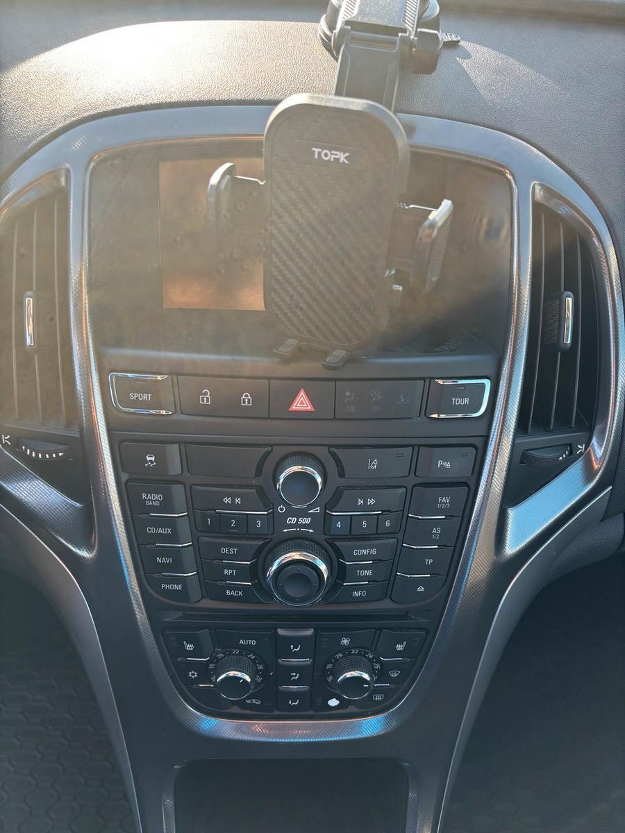 Opel Astra 2011 — photo 12