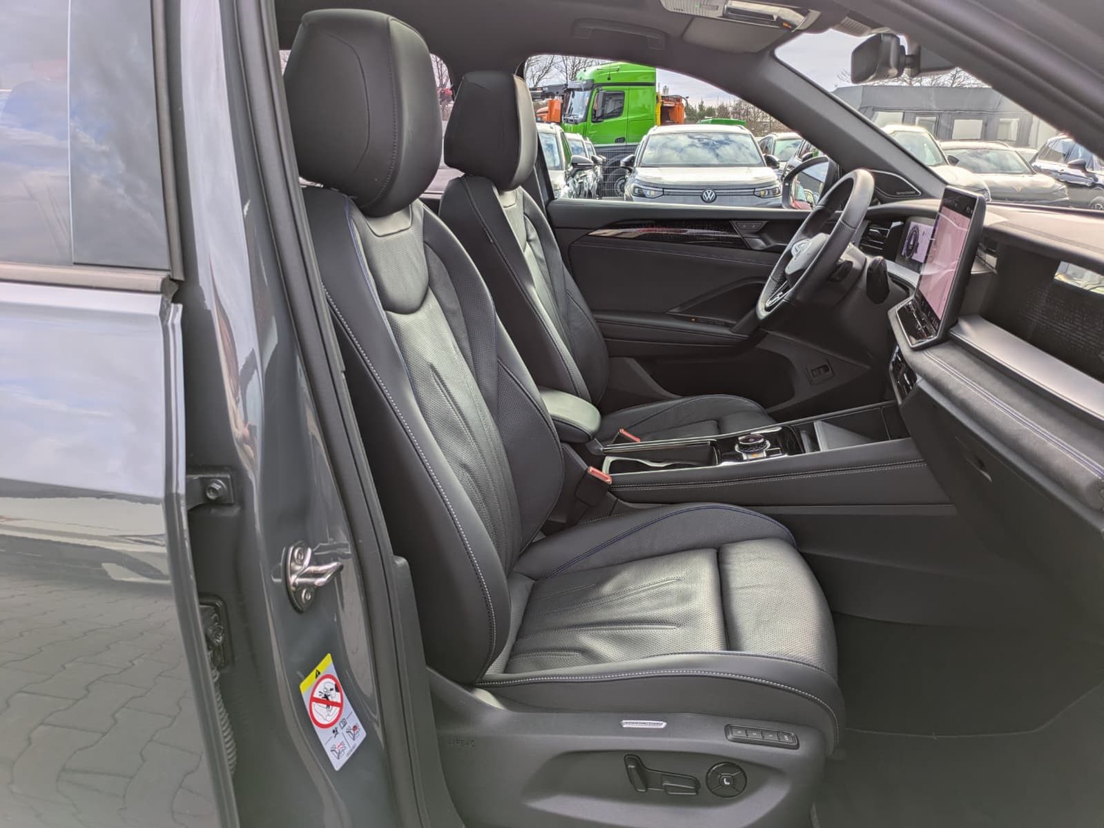 Fahrzeugabbildung Volkswagen Tayron 2.0 TDI 4M R-Line BLACK*7S*IQ*LEDER*PANO