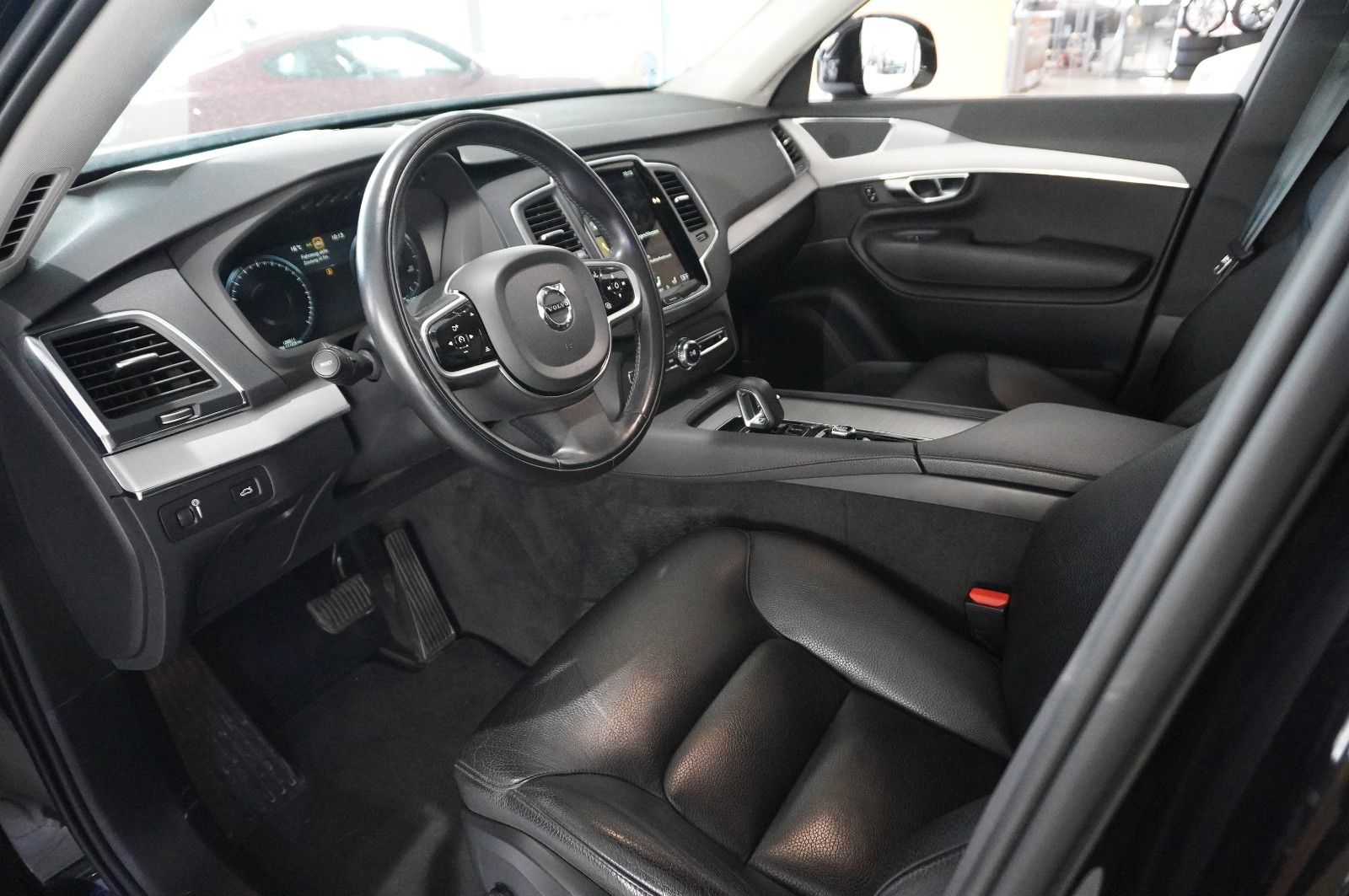 Fahrzeugabbildung Volvo XC 90 B5 D MOMENTUM PRO NAVI/LED/VIRTU/LEDER/AHK