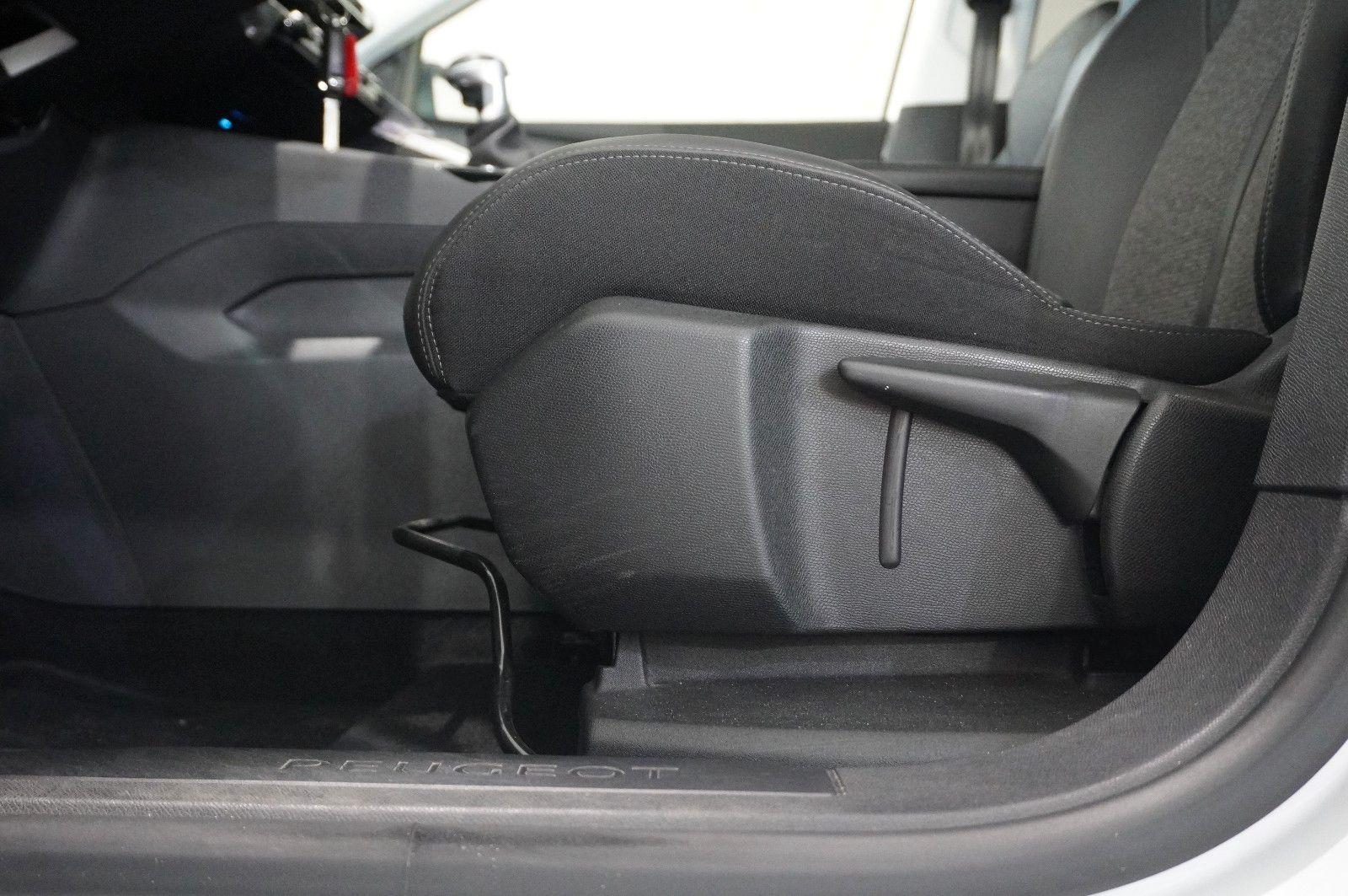 Fahrzeugabbildung Peugeot 3008 1.5D ALLURE NAVI/LED/KAMERA/VIRU./SHZ/AHK