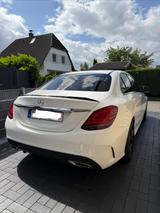 Mercedes-Benz C 220 d Autom. - AMG line NIGHT PAKET - Mercedes-Benz C 220 mit Diesel-Antrieb: Weiß, Ambiente-Beleuchtung, Limousine