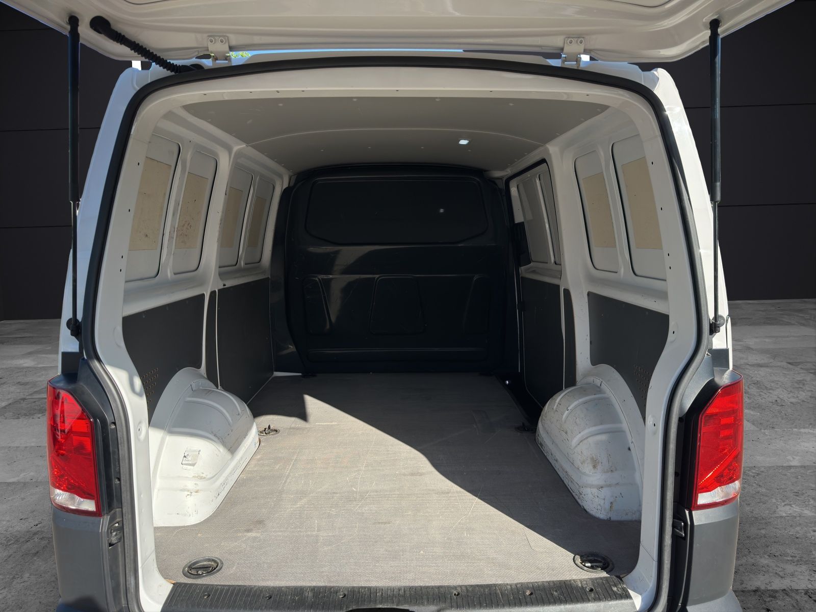 Fahrzeugabbildung Volkswagen T6 Transporter T6.1 Kasten TDI STH PDC DAB+ Klim