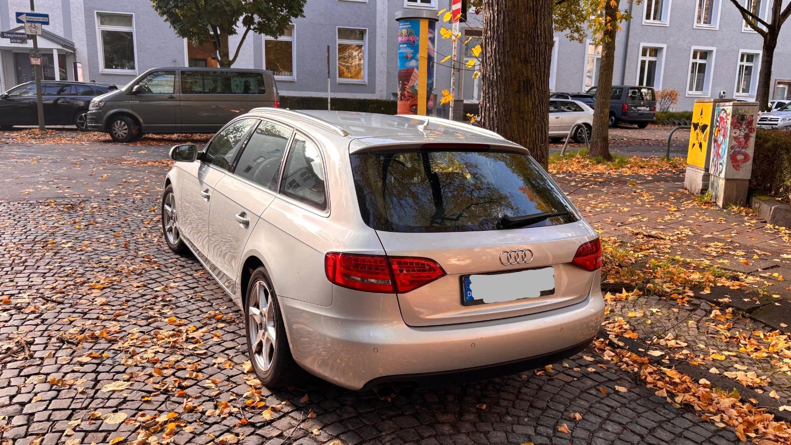 Audi A4 2011 — салон