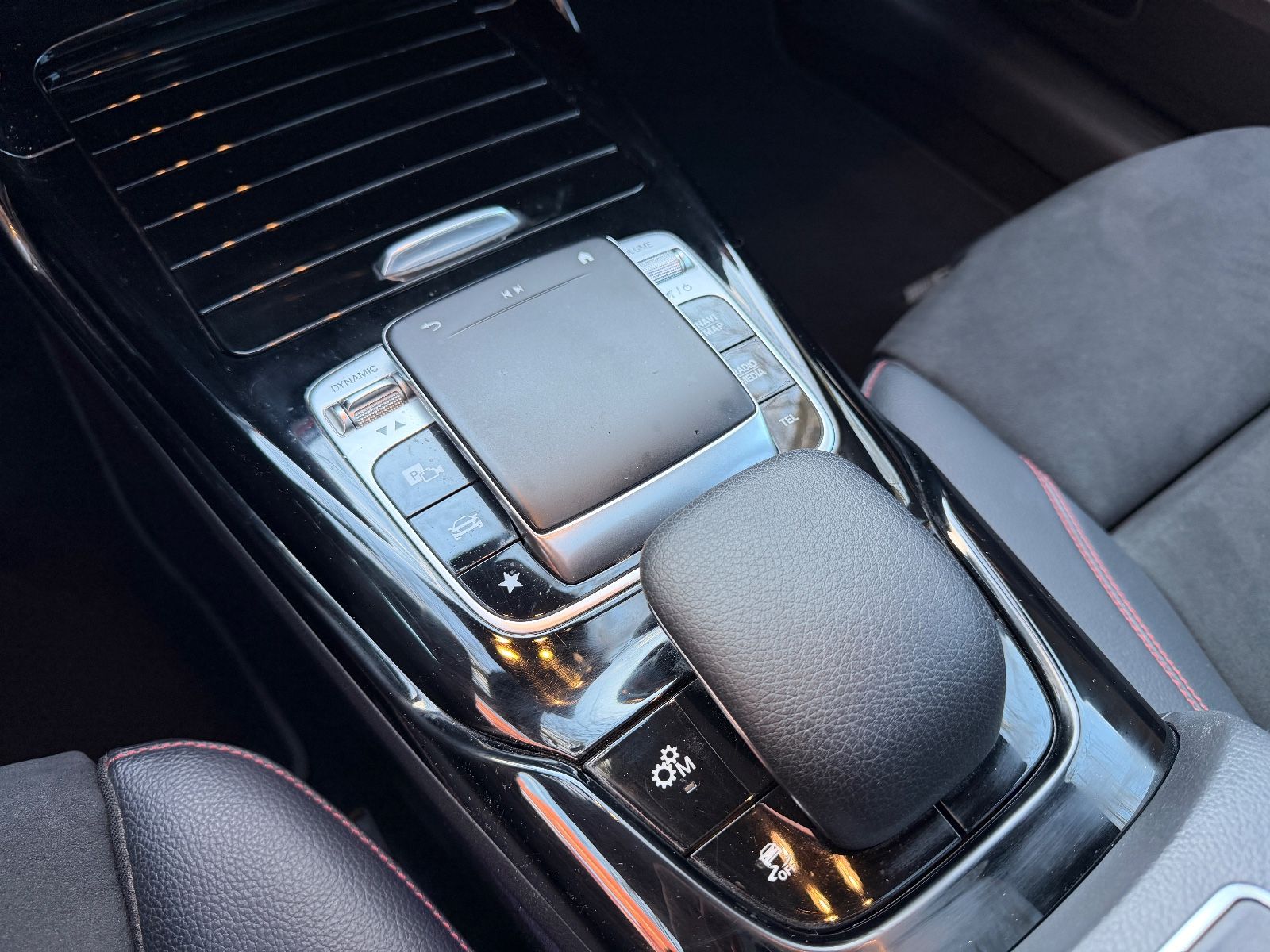 Fahrzeugabbildung Mercedes-Benz A 35 AMG 4Matic*BURMESTER*PANO*LED*ALCANTARA*19"