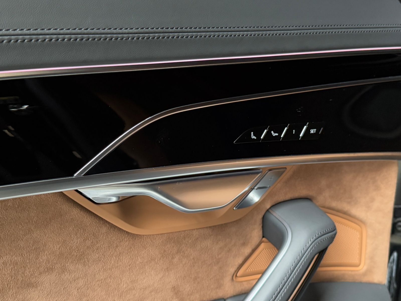 Fahrzeugabbildung Audi S8 4.0 TFSI quattro/HUD/360°/ACC/Massage/Keramik