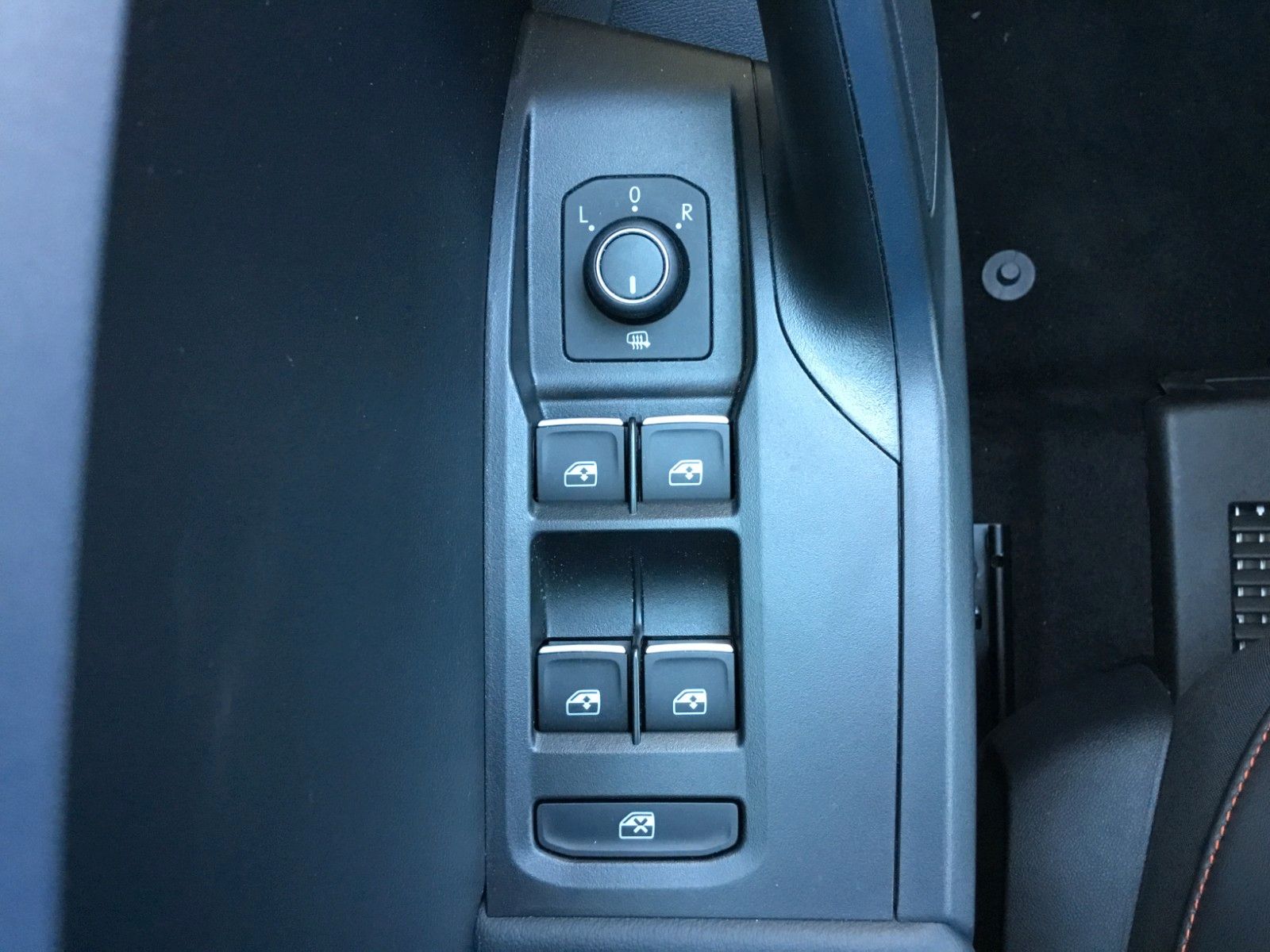 Fahrzeugabbildung SEAT Leon 1.5 eTSI FR DSG+18"+LED+ACC+Kamera+Sitzheiz