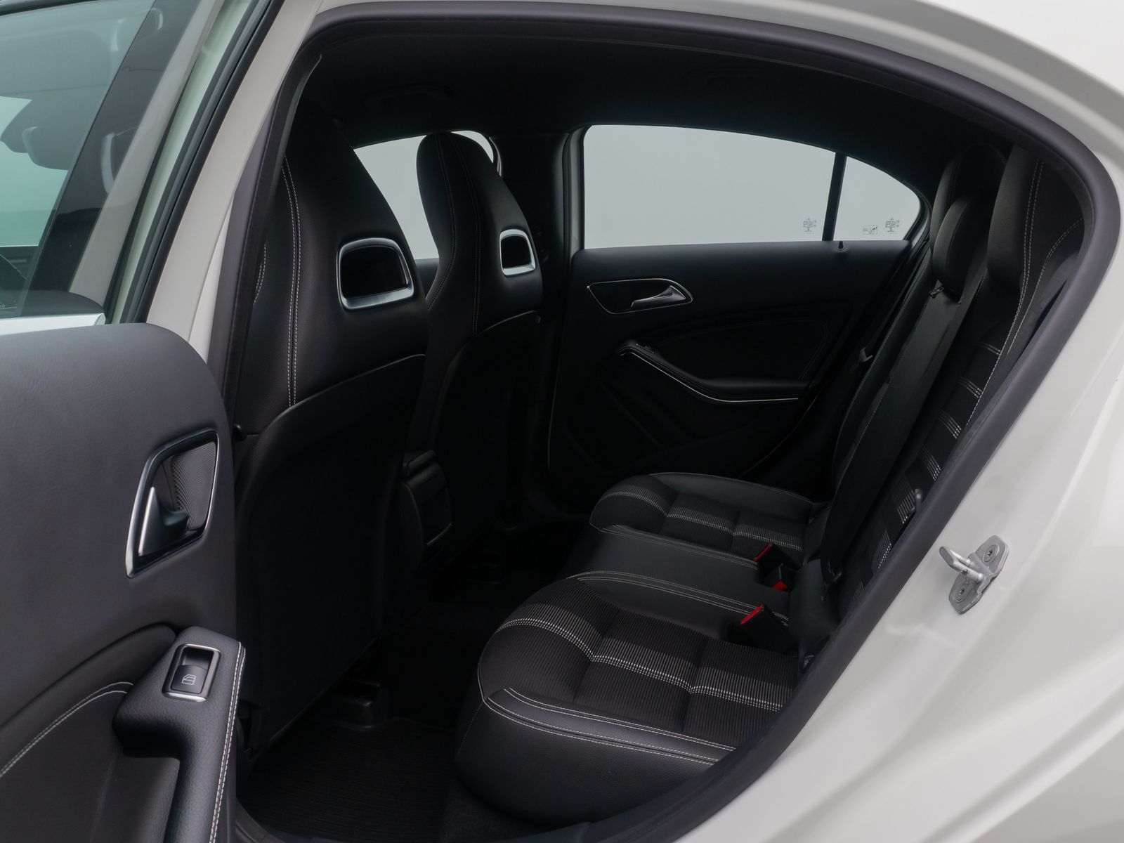 Fahrzeugabbildung Mercedes-Benz A180 BlueEfficiency Tempomat LED ParkAss NAVI