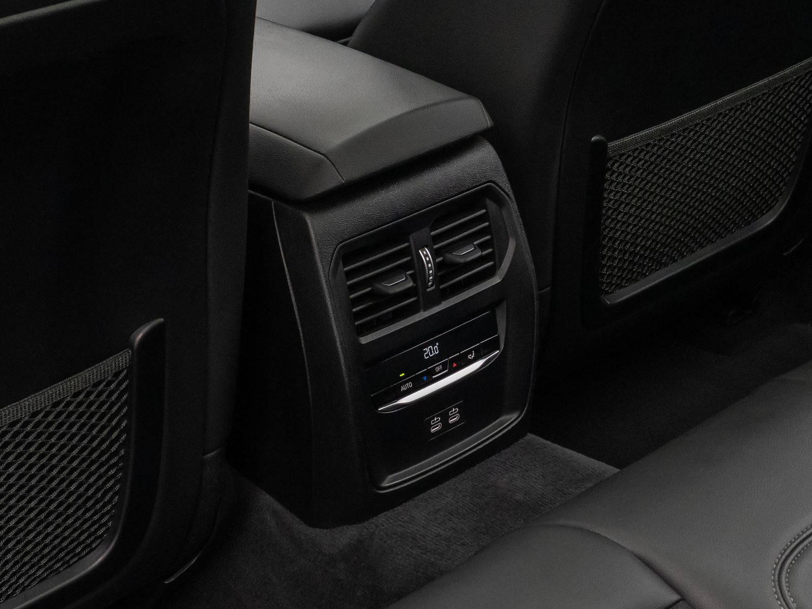 Fahrzeugabbildung BMW 330d xD Panorama DAB HiFi Stop&Go PDC AHK Sport