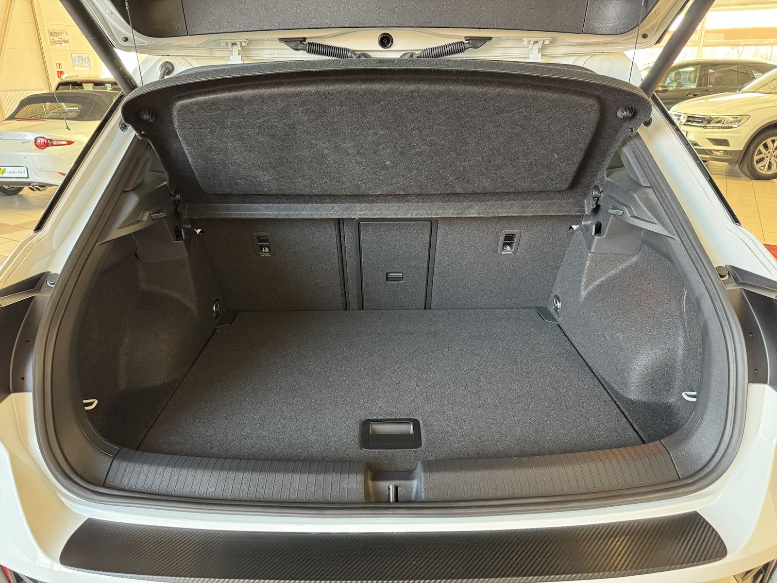 Fahrzeugabbildung Volkswagen T-Roc 1.5 DSG R-Line/Black/1.Hd/Spur/Park/Ahk