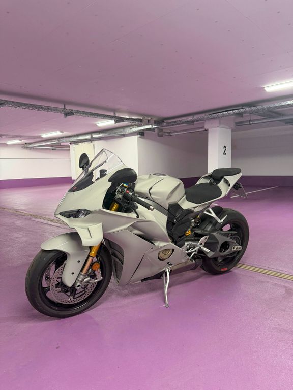 DUCATI PANIGALE V4S /AKRAPOVIC / KREIDE DUCATI PANIGALE V4S /AKRAPOVIC / KREIDE