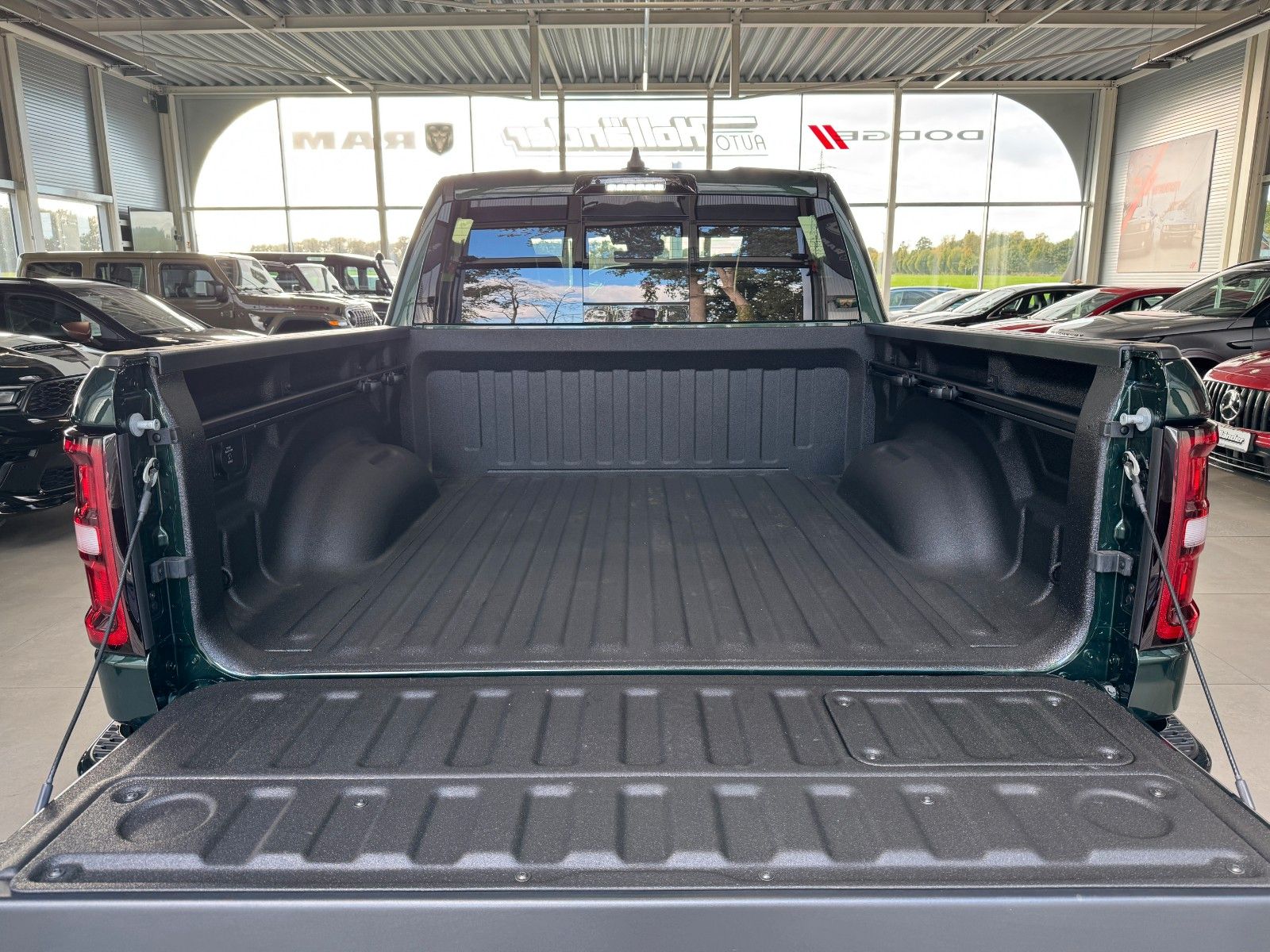 Fahrzeugabbildung Dodge RAM 1500 Crew Cab Laramie Night 5.7 V8 MY 2026