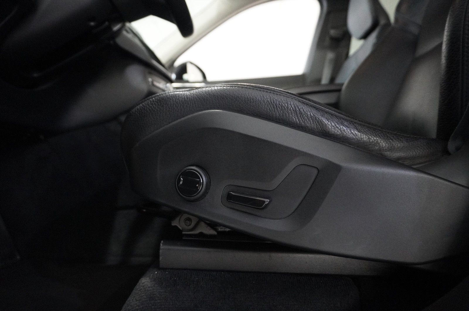 Fahrzeugabbildung Volvo XC 90 B5 D MOMENTUM PRO NAVI/LED/VIRTU/LEDER/AHK