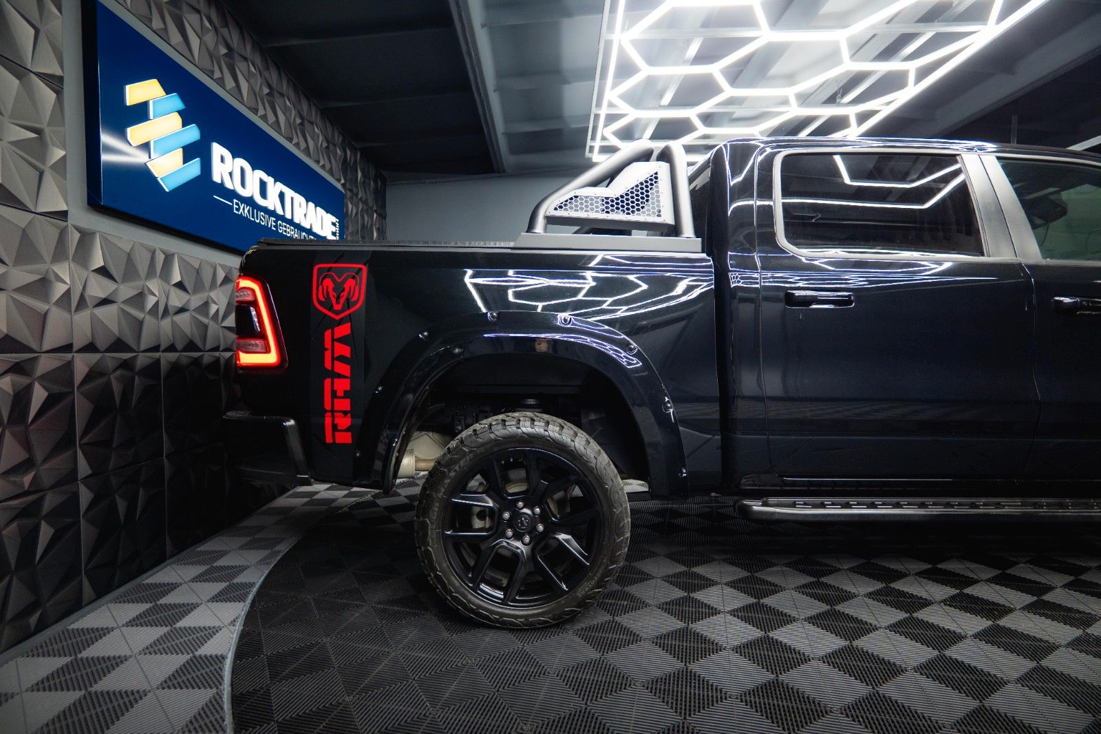 Fahrzeugabbildung Dodge RAM 5.7 V8 HEMI 4x4 NIGHT LARAMIE *Pano*22 Zoll*