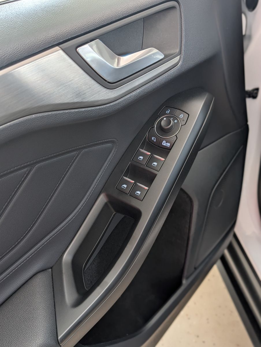 Fahrzeugabbildung Ford Focus Titanium X LED KAMERA SHZ AHK APPLINK TEMP