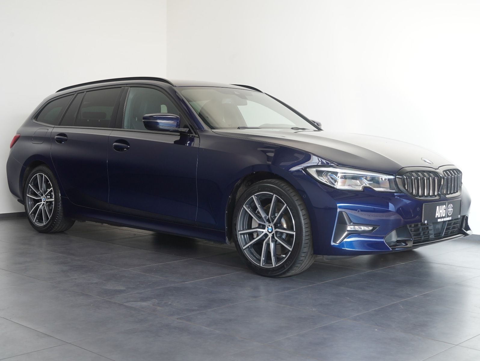 Fahrzeugabbildung BMW 330 e Touring Sport Line INDIVIDUAL/HEADUP/LASER
