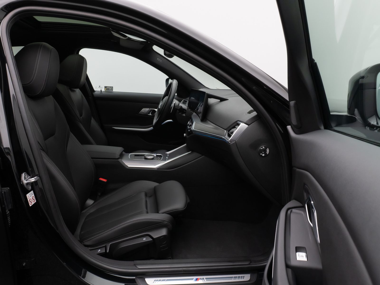 Fahrzeugabbildung BMW 320i M SportPro Glasdach Kamera HUD DAB HiFi 19"