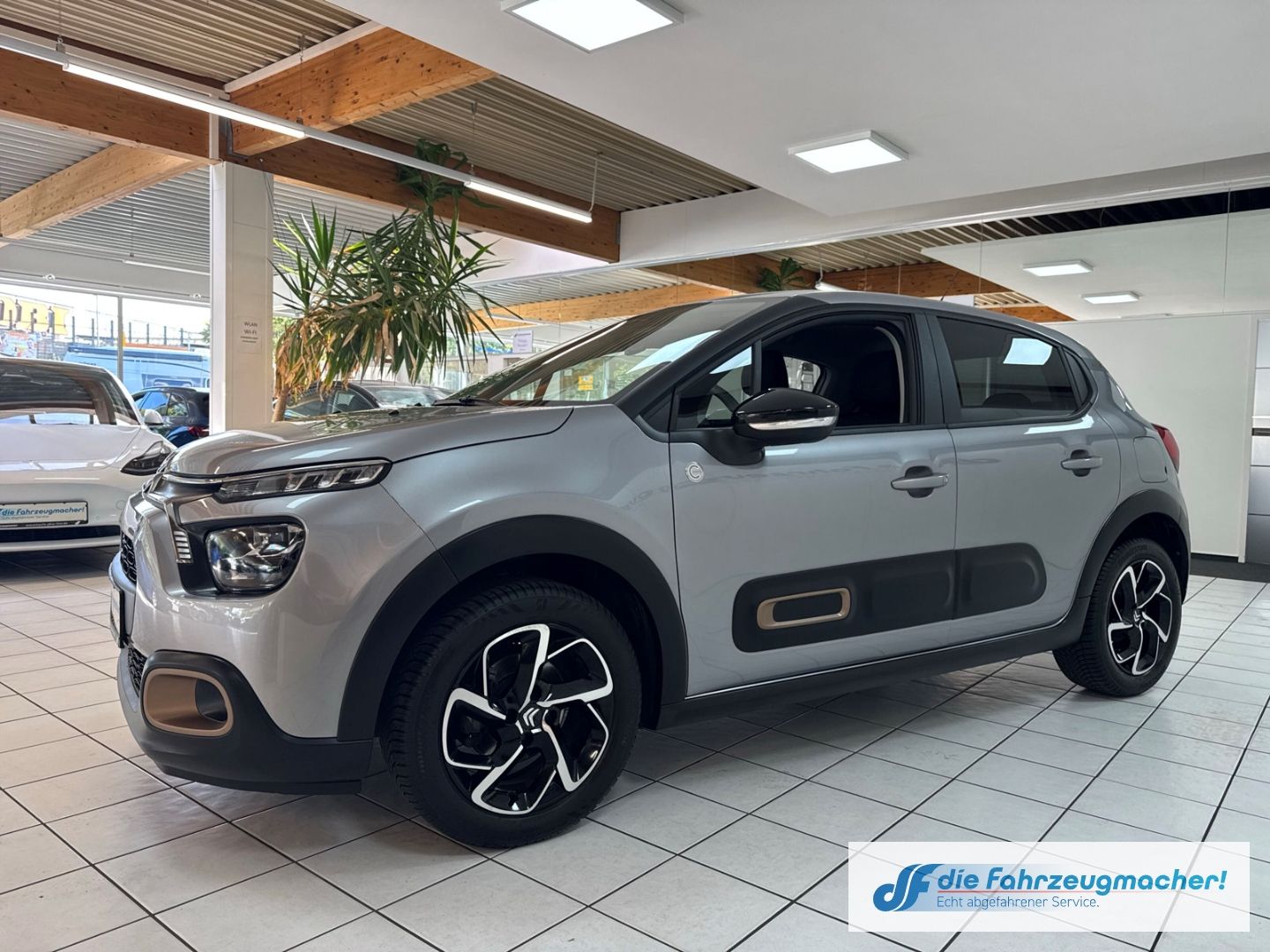 Fahrzeugabbildung Citroën C3 C-Series 1.2 PureTech LED Klimaautom DAB SHZ